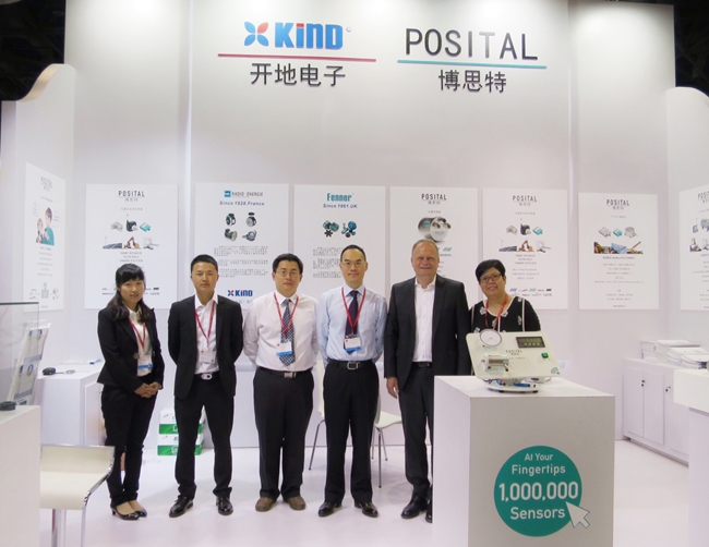 開(kāi)地展會(huì)合影留念